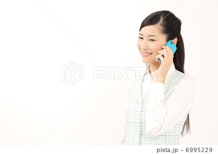 スマートフォンで話すビジネスウーマン 6995229
