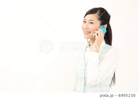 スマートフォンで話すビジネスウーマン スマートフォンで話すビジネスウーマン 6995230