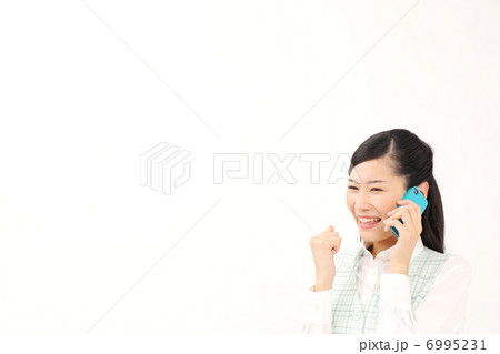 スマートフォンで話すビジネスウーマン（ガッツポーズ） 6995231