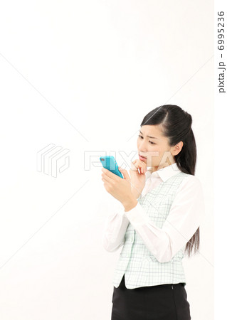 スマートフォンを見る女性(困る) スマートフォンを見る女性(困る) 6995236