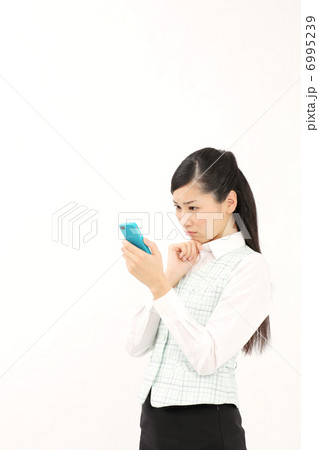 スマートフォンを見る女性（困る） 6995239