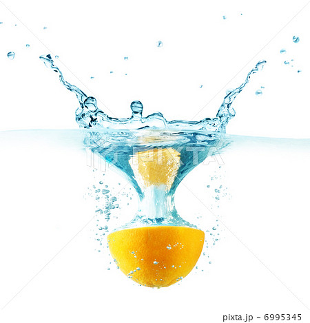 Orange falling into the water Orange falling into the water 6995345