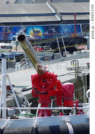 消防艇の放水砲 6995349