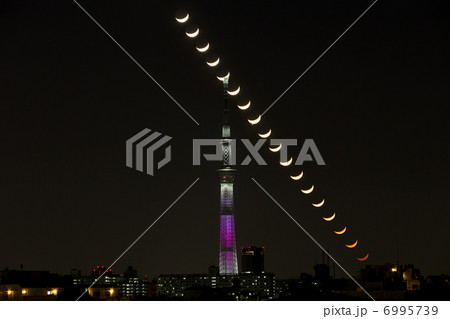 東京スカイツリーと三日月 6995739
