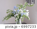 リビングルームのデルフィニウム、コデマリ、スイトピーのフラワーアレンジ 6997233