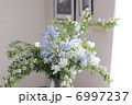 リビングルームのデルフィニウム、コデマリ、スイトピーのフラワーアレンジ 6997237