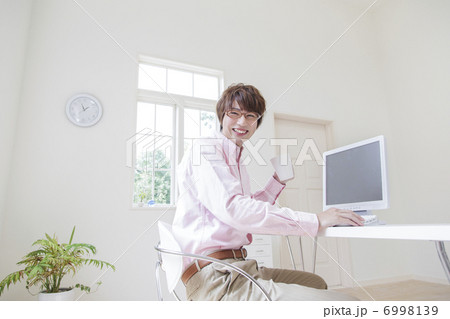 マグカップを持つ笑顔の男性 6998139