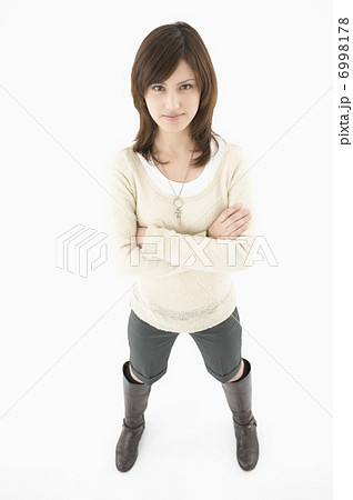 腕組みで立つ若い女性の写真素材