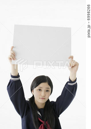 メッセージボードを持った女子高校生 メッセージボードを持った女子高校生 6998266