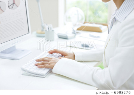 タイピングする手元 6998276