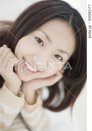 笑う女性 笑う女性 6998277