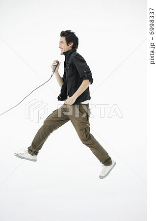 マイクを持った日本人男性 マイクを持った日本人男性 6998337