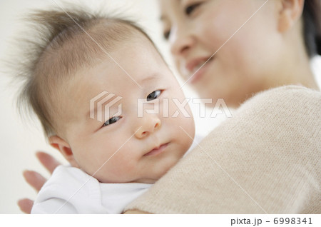 母親に抱かれる赤ちゃん 6998341