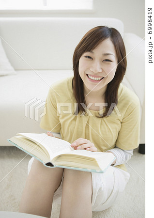 本を読む女性 6998419