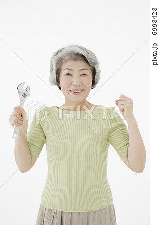 工具を持つシニア女性 6998428