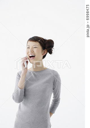 携帯電話と女性 6998475