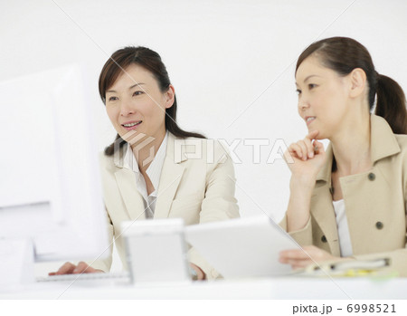 2人のビジネスウーマン 2人のビジネスウーマン 6998521
