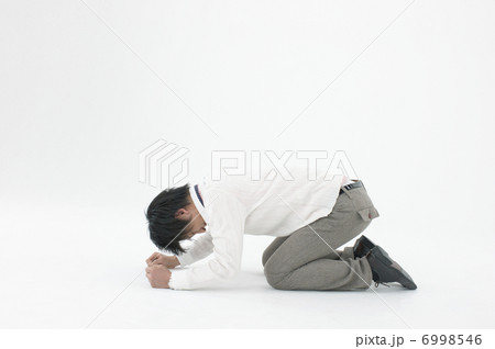 床に伏せる男性の写真素材