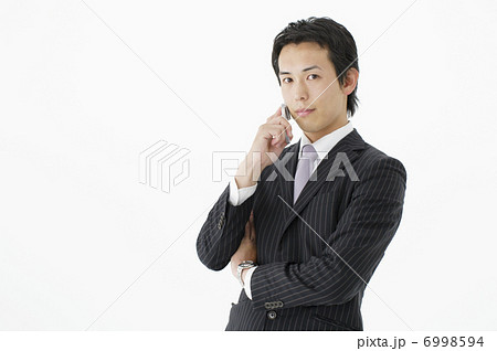 携帯電話を持つ日本人ビジネスマン 6998594