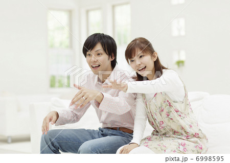 ソファに座る日本人のカップル 6998595