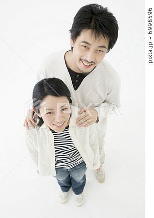 立ち姿のカップル 6998596