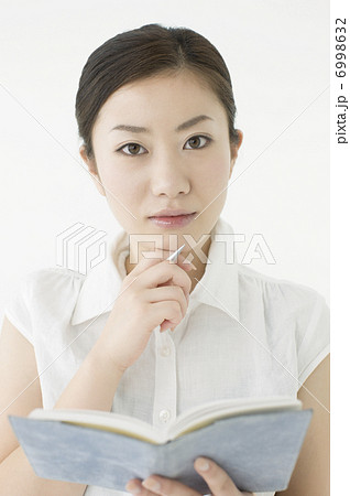 考えるポーズの女性 6998632