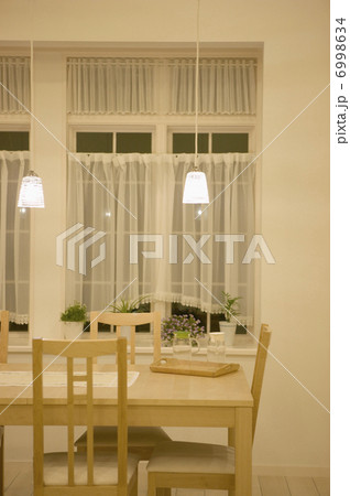 灯りの点るダイニング 6998634