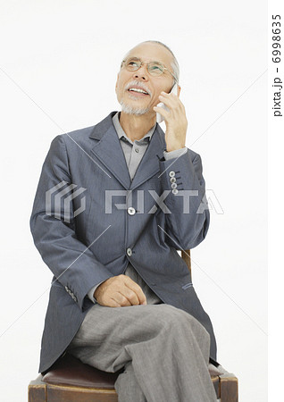 携帯電話とシニア男性 6998635