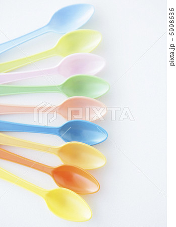 カラフルなスプーン 6998636