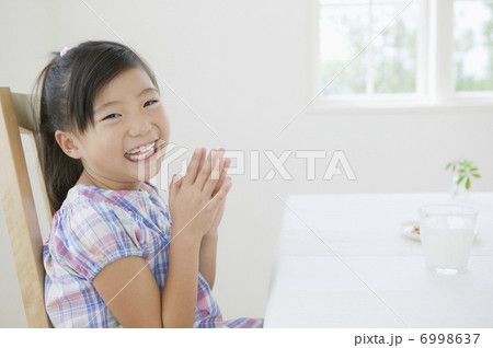 食卓と女の子 6998637