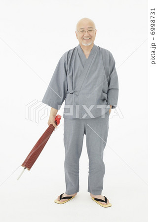 番傘とシニア男性 番傘とシニア男性 6998731