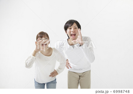 呼びかける日本人カップル 6998748