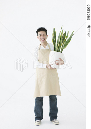 植物を抱えた男性 植物を抱えた男性 6998800