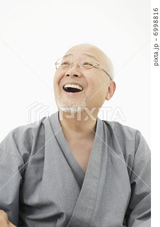 微笑むシニア男性 微笑むシニア男性 6998816