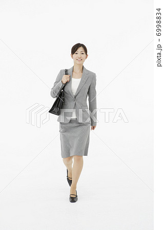 バッグを持つビジネスウーマン 6998834