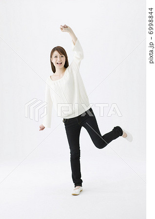 笑顔の女性 6998844