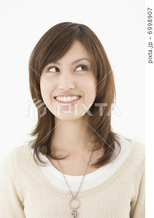 横を見る若い女性 6998907