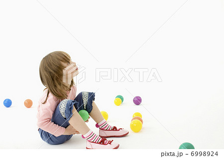 ボールとハーフの女の子 6998924