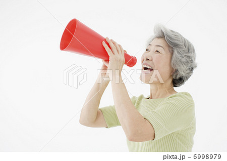 メガホンとシニア女性 6998979