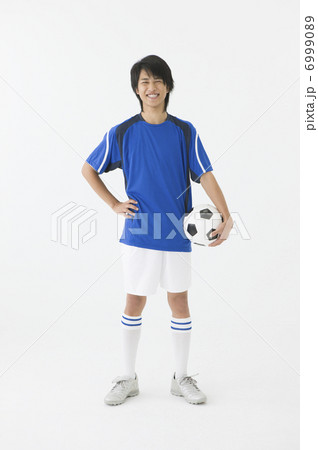 サッカーのユニフォームを着た男性 6999089