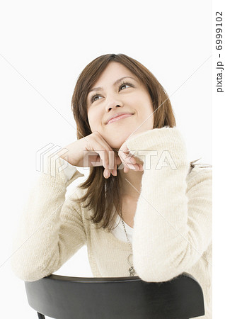 頬杖をつく若い女性の写真素材 6999102 Pixta