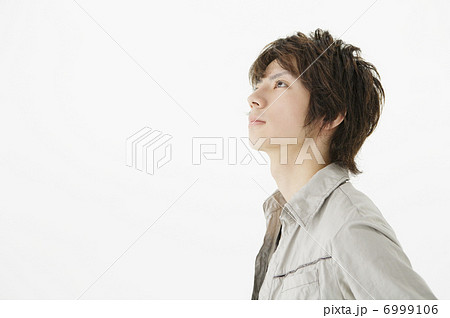 遠くを見る若い男性 6999106
