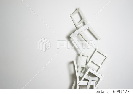 積み重ねられた椅子 6999123