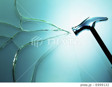 罅の入ったガラスと金槌 6999132