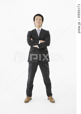 腕組みをする日本人ビジネスマンの写真素材