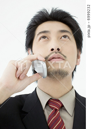 携帯電話とビジネスマン 6999232
