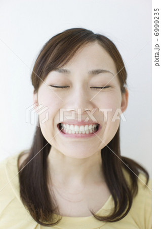 口を大きく広げる女性 口を大きく広げる女性 6999235