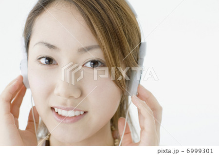 ヘッドフォンをした女性 6999301