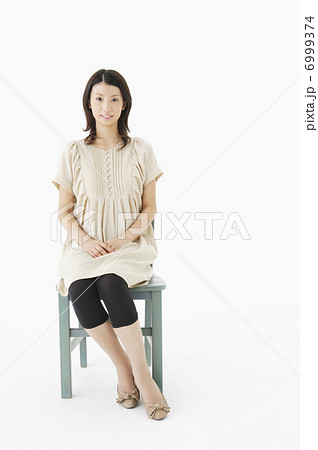 イスに座る日本人女性の写真素材