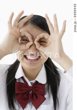 指眼鏡を作る女子高生 指眼鏡を作る女子高生 6999449